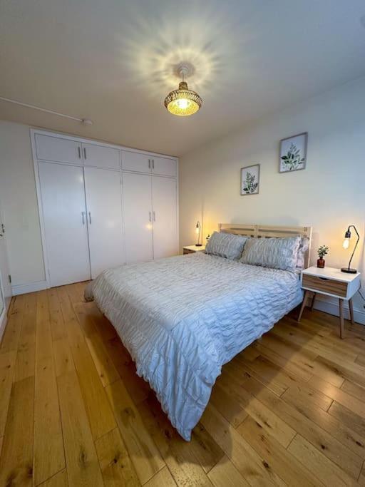 Bright & Spacious Split Level Flat In Kennington London Exterior photo